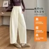 Calça cinza, cropped, de corte largo e solta - o novo estilo de 2026, um conjunto moderno de inspiração coreana, com caimento relaxado, perfeito para o outono
