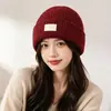 Gorro de punto estilo coreano para mujer, otoño e invierno, versión coreana con decoración de letras, cálido y versátil, gorro de clima frío que cubre las orejas, moderno para hombres