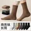 Calcetines de negocios a rayas para hombre hasta la pantorrilla, hechos con algodón de fibra larga de Xinjiang 188N, sin costuras, antibacterianos, resistentes al olor y con Lycra para mayor comodidad, adecuados para otoño e invierno