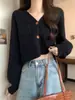 Jaqueta de Tricô Twist com Gola V Retrô para Mulheres Outono e Inverno 2025 Nova Blusa de Tricô Solta Preguiçosa de Manga Longa
