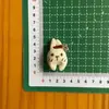 Suministro directo de fábrica muñeco de peluche con cabeza de animal de dibujos animados accesorios de ropa tela cabeza de conejo zapatos y sombreros accesorios colgante para teléfono móvil
