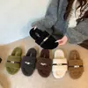 Pantuflas metálicas de una tira para mujer, nuevo estilo de felpa de alta gama, otoño/invierno 2026, con hebilla, adecuadas para usar con vestidos, pantuflas de algodón, tacón bajo