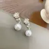 Pendientes de Concha Flor Perla de Lujo Ligero para Mujer 2023 Nuevo Diseño de Nicho Pendientes Elegantes Pendientes de Celebridad de Internet