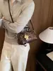 Bolso Boston Vintage con Estampado de Leopardo para Mujer, Bolso Cruzado de Hombro Patchwork Marrón Oscuro, Nuevo Modelo 2026 con Colgante de Flor 3D de Moda