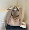 Bolsa de Ombro de Tecido Simples e Versátil de Grande Capacidade Nova para o Inverno 2025 Transfronteiriça Bolsa Tote Tendência Casual para Estudantes e Uso Diário