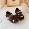 Zapatos para niñas 2026 nuevos modelos de primavera y otoño zapatos Birkenstock para niños con suelas suaves que no cansan los pies, lindos zapatos de cuero de dibujos animados para niños pequeños
