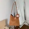 Bolso de Hombro Retro de Gamuza de Gran Capacidad Simple para Invierno 2025, Bolso de Axila Simple para Viajes, Terciopelo de Ciervo de Alto Valor