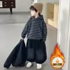 2438 Conjunto de Inverno para Meninos 2026 Novo Estilo Elegante Roupas de Inverno com Plus Veludo Plus Grosso Estilo Coreano para Bebê Conjunto de Três Peças Tendência