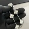 Pulsera de cuatro hojas de trébol de oro en forma de V floral delgada montada en el techo, collar de mujer de alta calidad, baño grueso de oro de 18 quilates, un regalo para el cumpleaños de la novia.
