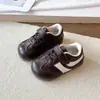Zapatillas de entrenamiento retro de moda para niños, colección primavera/otoño 2026, zapatillas deportivas de suela blanda y cómodas para niños, zapatos casuales versátiles para niñas
