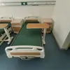 Camas de hospital ajustables para enfermería, diseñadas específicamente para pacientes, están disponibles para venta al por mayor.. Estas camas médicas para ancianos pueden alojar tanto a adultos como a personas mayores y son adecuadas para su uso en residencias de ancianos.