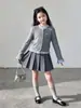 Conjunto de Ropa de Primavera para Niñas 2026 Nuevo Estilo Cárdigan Grande para Niños Falda Corta de Moda para Primavera y Otoño Conjunto de Falda de Dos Piezas