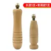 Herramientas para reparar zapatos, que incluyen un mango de madera grueso, una herramienta para hacer agujeros, un gancho para suelas de zapatos, un punzón para cuero y agujas de coser para cuero para coser a mano
