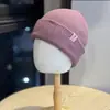 Nuevo Gorro de Punto Corto de Color Puro con Etiqueta de Cuero de Estrella para Otoño e Invierno para Hombres y Mujeres, Simple, Casual, Moderno y Versátil Gorro Cálido de Lana