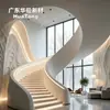 Escalera de superficie curva irregular de un solo lado en forma de arco GRG, ambiente de luz y sombra junto a la ventana, escalera de caracol, diseño artístico personalizado en nicho