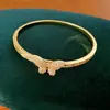 Pulsera de doble capa con cierre de mariposa tachonada de circonita, accesorio de muñeca versátil y de moda para el día a día, joyería de nicho de lujo ligero al por mayor