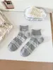 26 Calcetines de Mujer para Primavera/Verano Bordados en Tonos Gris-Azul Algodón Transpirables que Absorben el Sudor Calcetines Rayados de Media Pantorrilla Calcetines Versátiles de Verano para Mujer