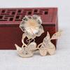 Flor Qianniu color que se conserva Cobre dorado chapado Flor de trompeta DIY Goteo de aceite Punto Flor de esmeralda Hoja Broche Estilo antiguo Accesorios de ropa B2648