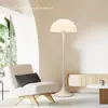 Lámpara de pie decorativa de estilo francés color crema con cintura esbelta, adecuada para la mesita de noche, al lado del sofá de los niños o como luz nocturna decorativa