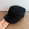 Sombrero ecuestre de gamuza plisada con estampado de leopardo retro para otoño e invierno para mujer, elegante y genial, adecuado para chicas jóvenes y a la moda, versátil para salidas, sombrero de copa plana