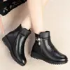 Botas de cuero suave, con algodón engrosado para mujer, forradas para invierno, cálidas, adecuadas para mujeres de mediana edad y mayores, de suela suave, planas, antideslizantes y diseñadas como botines para madres