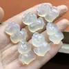 Colgante Pequeño de Caballo de Ágata Natural Chalcedony Blanco Congelado Lichi Buena Suerte Atrae Dinero Caballo del Zodiaco Colgante de Jade Pequeño Encanto para el Año de Nacimiento