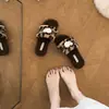 Chinelos Planos de Pelúcia com Fivela Retrô Francesa Pérolas Femininos 2026 Solado Macio Antiderrapante Com Pelúcia Quente Chinelos Preguiçosos de Pelo