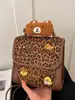 Bolsas de mujer transfronterizas, nueva colección otoño/invierno 2026: mochilas de moda y con estilo con una estética preppy, que presentan un lindo bordado de oso