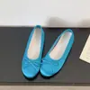 Primer Encuentro: Nueva Colección Otoño/Invierno 2026 - Bailarinas para Mujer con Plantilla Elevadora, Presentando un Estilo Suave, Detalle de Moño y Diseño Mary Jane