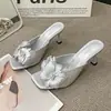 Sandalias de tacón de aguja estilo francés, nueva colección primavera/verano 2026, sandalias versátiles y de moda de una sola tira con adornos florales tridimensionales únicos, calzado y accesorios para mujer