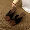 Sandalias de cuña cuadradas plisadas de terciopelo estilo francés Chuyuji para mujer, calzado de verano para exteriores, pantuflas elegantes retro de lujo ligero