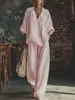 Conjunto casual de dos piezas de lino rosa retro francés con top holgado de cuello en V y pantalones de pierna ancha en un estilo relajado
