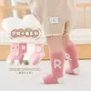 Novo Estilo Outono e Inverno Conjunto de 4 Pares de Meias Infantis, Classe A, Cano Médio, Sem Costura, para Meninas de 5-8 Anos, Algodão, Classe A, Meias de Bebê Super Fofas