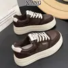 Sapatos de Couro Genuíno com Bico Redondo, Solado Grosso, Plataforma para Aumento de Altura, Novos para Outono/Inverno 2026, Versáteis, Leves, Casuais, Esportivos, Sapatos Brancos, Femininos