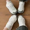 Novos sapatos de caminhada femininos de malha respirável para primavera e outono de 2026 com sola grossa para altura e conforto adicionais