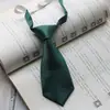 22CM Gravata Pequena Feminina Curta Cor Sólida Mini Infantil Fofa Estudante Preguiçosa Sem Botões Camisa Uniforme Cor Sólida