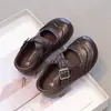 Zapatos de piel para niños 2026 primavera nuevos versión coreana zapatos de princesa con tira cruzada para niñas con suelas blandas para niñas pequeñas