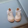Sapatos de Couro para Meninas 2025 Verão Sapatilhas Infantis Sapatos de Solado Macio para Meninas Pequenas Sapatos de Bebê Primavera e Outono Sapatos Lolita Princesa
