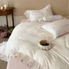 Juego de ropa de cama de cuatro piezas de gasa de encaje de doble capa 100% algodón ultrasuave con bordado de estrella y flor de cereza estilo francés para dormir sin ropa