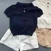 Roupa Infantil Estilo Coreano Verão 2025 Novo Conjunto Elegante de Tricô Fino com Gola Dobrada e Shorts Casuais para Meninos e Meninas