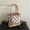 Bolsa de ombro super popular para outono e inverno, bolsa transversal moderna, novo design de bolinhas para o dia a dia, bolsa tipo balde de mão