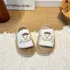 Pantufas de algodão quentes para casa com bolinhas doces para meninas, novo estilo outono e inverno 2026, sola macia, forradas com fleece, bico aberto, silenciosas, design de uma tira