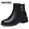 Botas curtas femininas de inverno com forro de fleece, sapatos curtos de algodão acolchoado para outono e inverno, sapatos de mãe, sola macia confortável, botas curtas com salto antiderrapante