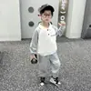 Conjunto Esportivo Listrado de Outono para Meninos Novo Estiloso Moletom Polo Moda Outono e Primavera College Durável Respirável Conjunto de Duas Peças