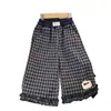 Calças Casuais para Meninas de Primavera e Outono Estilo Coreano Moderno Renda Letra Xadrez Moda Calças de Pernas Largas para Crianças