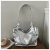 Fivela de Cinto de Moto Estilo Hot Girl Retrô Nova Única Grande Capacidade Superfície Macia para Deslocamento Casual Bolsas Tote de Mão ou Ombro