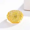 Anillo Vietnamita Clásico Chapado en Oro con Palabras de Riqueza y Fortuna, Exquisito Anillo para Hombre con Flor Abierta Tallada, Entrega del Fabricante de Joyería Chapada en Oro