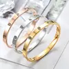 Pulsera de pareja de lujo ligero de alta calidad, acero de titanio, diseño abierto de nicho, pulsera de mujer de alta calidad popular en línea, a la moda en Instagram