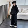 Conjunto de Chaleco de Felpa Plus para Niños Invierno 2026 Nuevo Conjunto de Tres Piezas Grueso Estilo Otoño/Invierno Guapo para Niños Medianos y Mayores Moderno