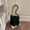 Bolso pequeño cuadrado vintage estilo francés con borlas para mujer, modelo nuevo de principios de otoño 2026, alto valor estético, color liso, bolso único de hombro y cruzado